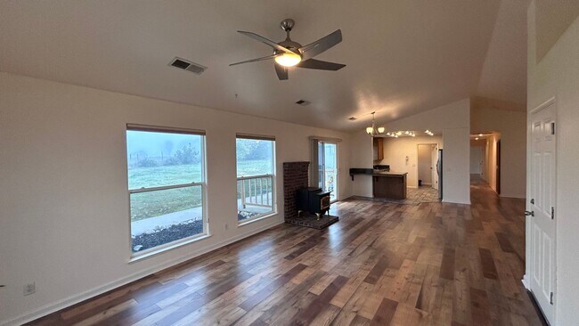 Building Photo - 14575 Avenida Central