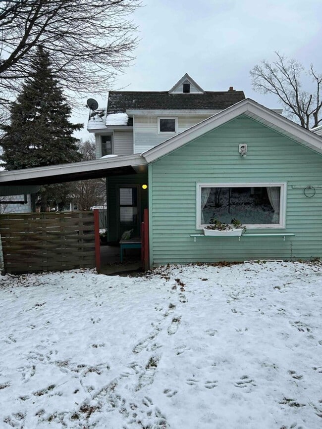 Building Photo - Spacious & Charming! Ready for your Family!!