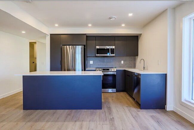 Photo du bâtiment - Modern 3 Bedroom Townhouse in Altadore Com...