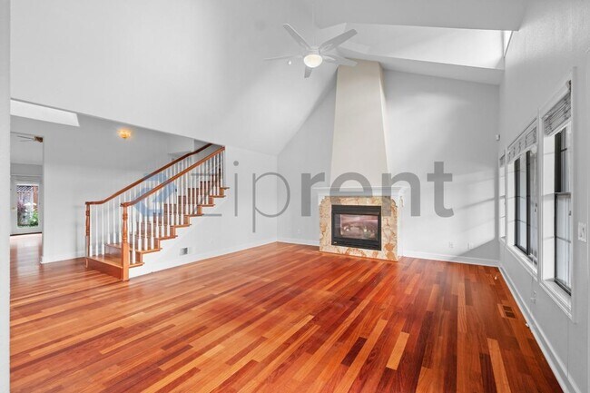 Building Photo - 1025 5th St E