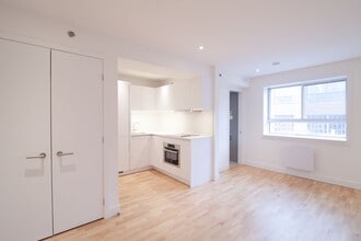 Building Photo - 25 Av des Pins O