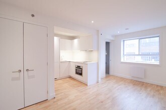Building Photo - 25 Av des Pins O