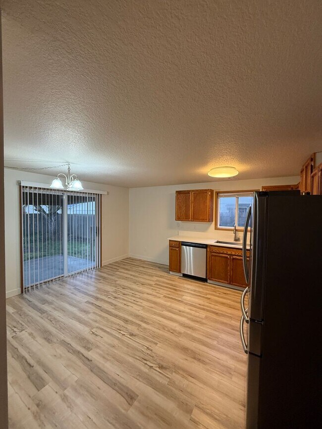 Foto del edificio - Updated, ITs a must see........ 3 bedroom, 2 bath - Village on the Ridge Phase 2 subdivision