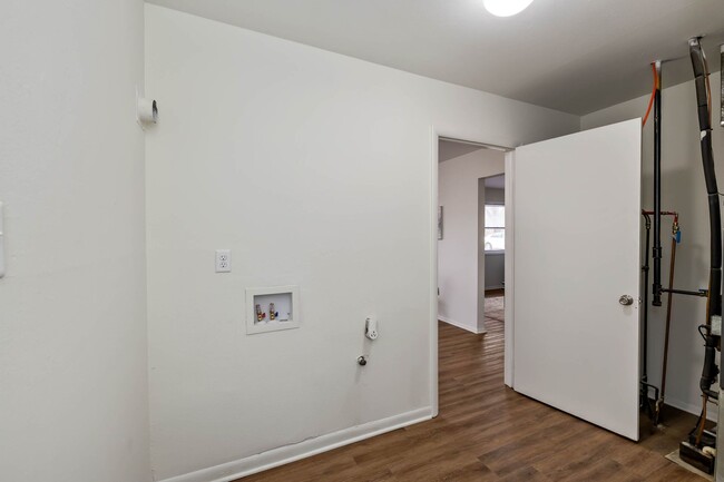 Foto del edificio - 2219-2221 Fairfax Road