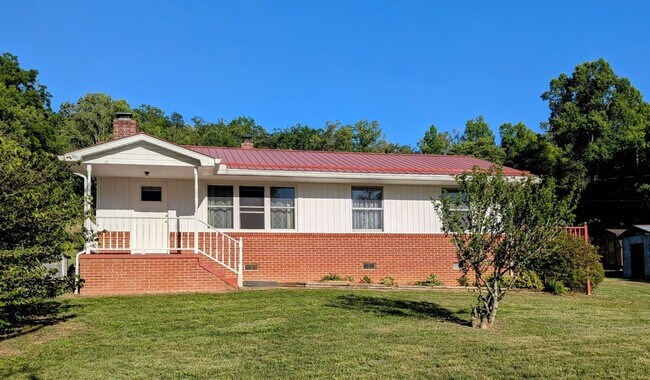 Foto del edificio - $1,700 - 3 Bedroom 1 Bathroom Home in Lovely Setting in Savannah Community