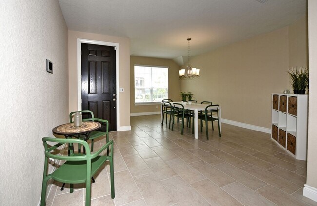 Building Photo - Fully Furnished Short Term  |  4 Bedrooms ...