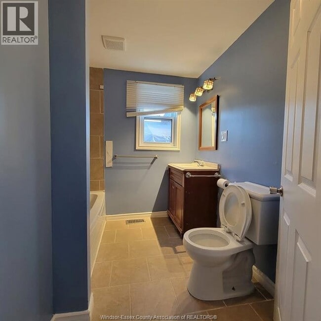 Building Photo - 2639 Lloyd George Blvd