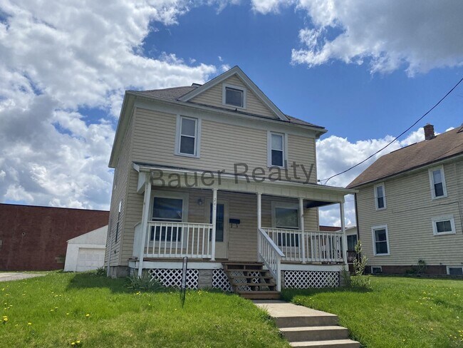 Foto del edificio - Three Bedrooms, One and a Half Baths