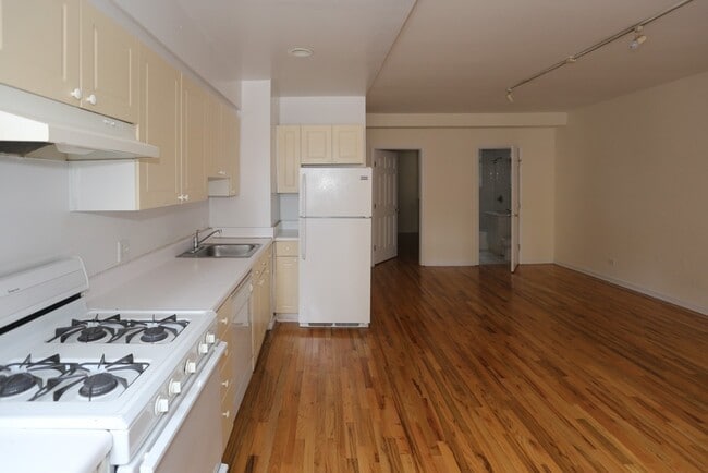 Building Photo - 922 W Dakin St