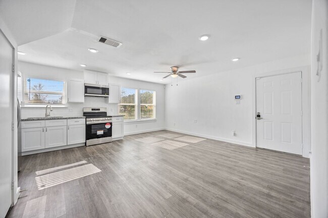 Building Photo - 8224 Bigwood St