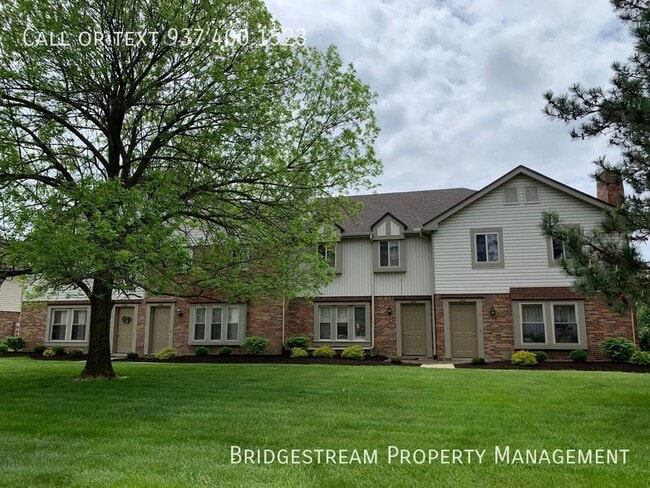 Building Photo - Spacious 3 bedroom, 2.5 bath townhouse wit...