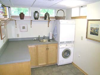 Lavadora y secadora en el sótano. También hay baño, ducha y sauna en el sótano. - 2261 Scudder Street