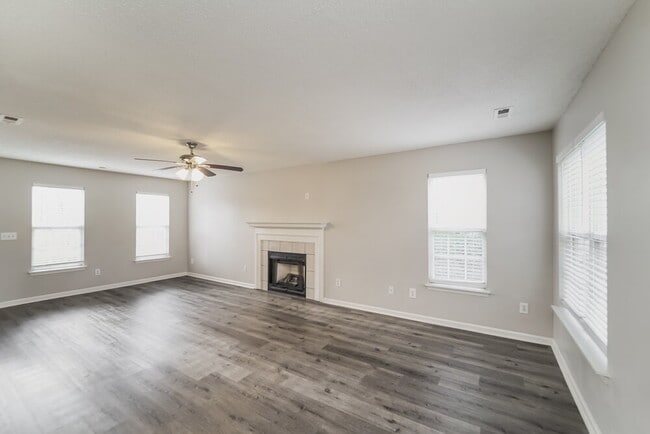 Foto del edificio - 5727 Hedgecrest Pl