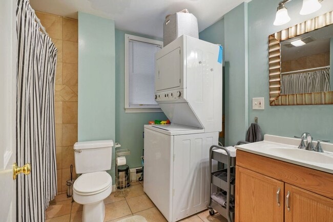 Building Photo - 3 bedroom Unit in Mission Hill, In-Unit Wa...