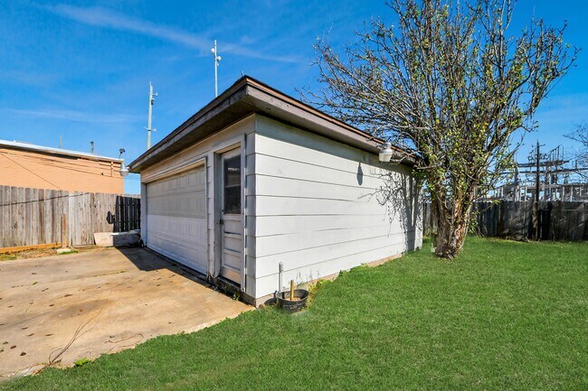 Foto del edificio - 8011 La Roche Ln