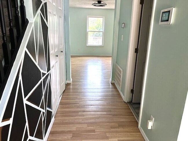 Building Photo - Nice 2 bedroom 2 bath home