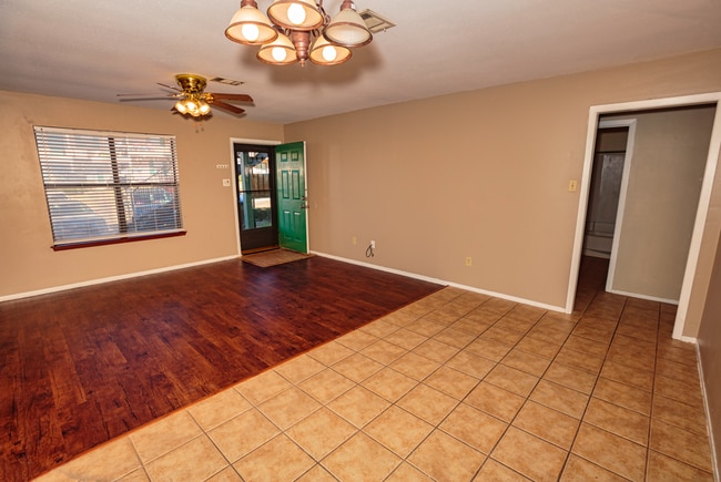 Building Photo - Oakview Condos