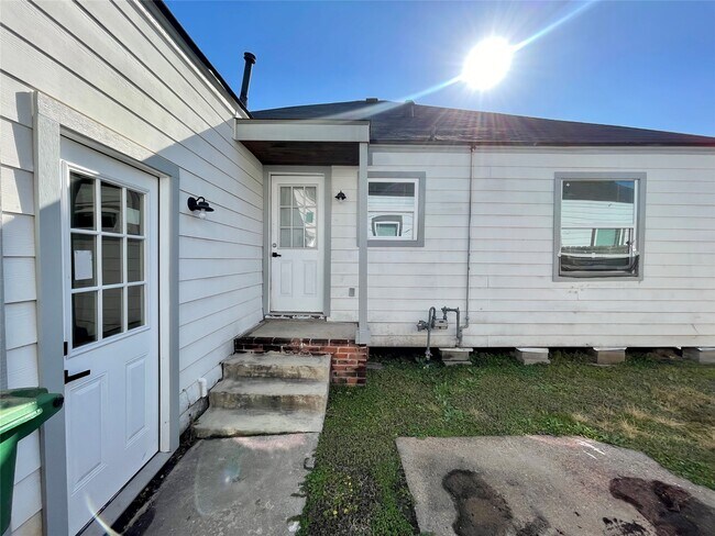 Building Photo - 4504 Kingsbury St