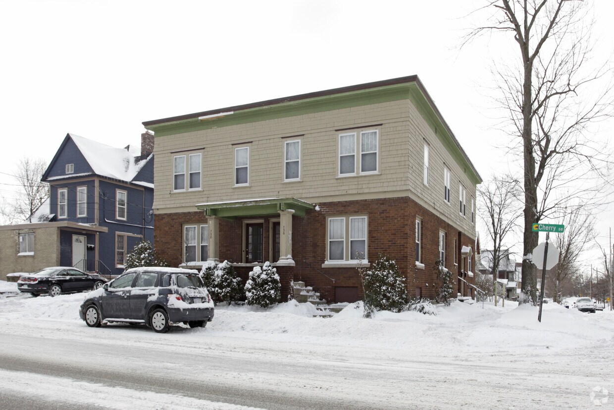 Foto del edificio - 736-738 Cherry Dr SE