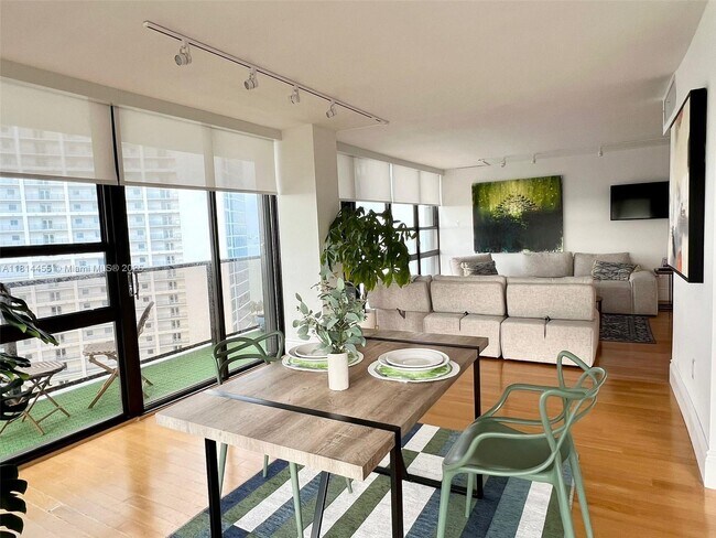 Foto del edificio - 600 NE 36th St