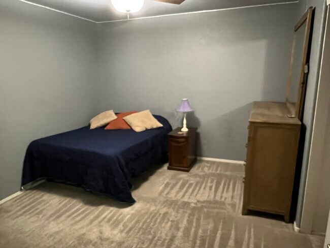 Foto del edificio - 1242 N Renee Ave