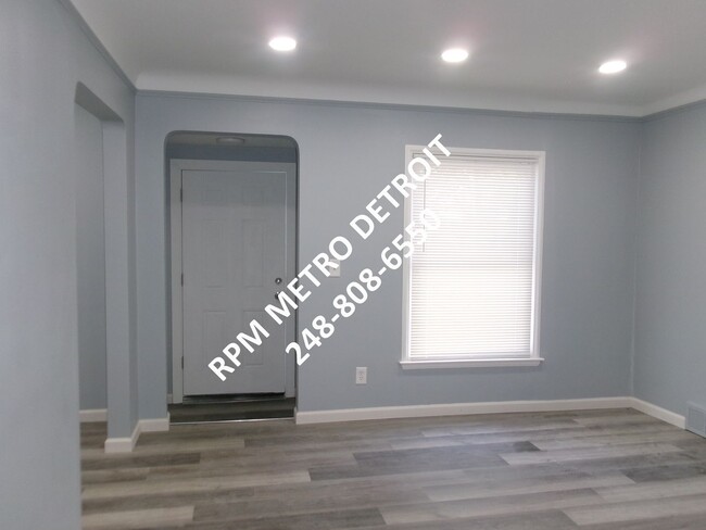 Foto del edificio - Update 3-Bedroom Bungalow in Harper Woods.