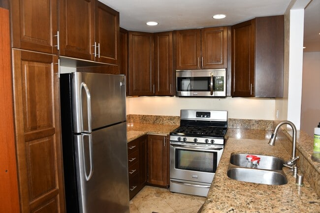 Building Photo - 10353 Crosscreek Terrace