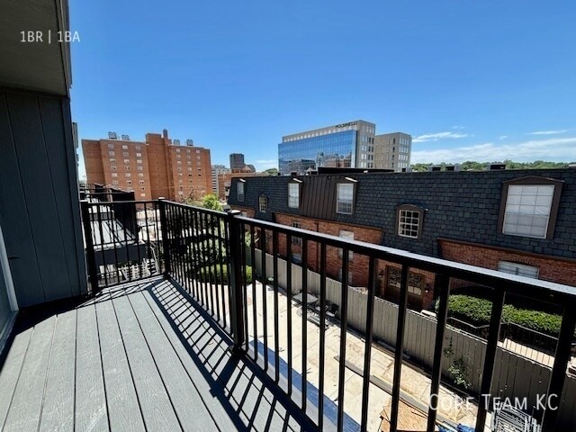 Building Photo - Renovated 1 Bedroom on Plaza with Balcony!