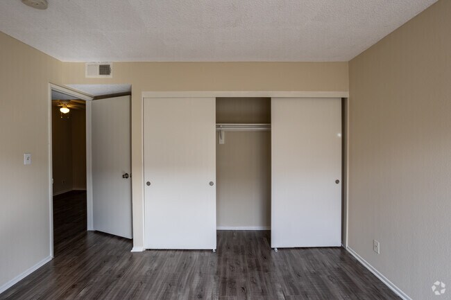 1BR, 1BA - Armario de dormitorio de 646SF2 - Irolostar Apartments