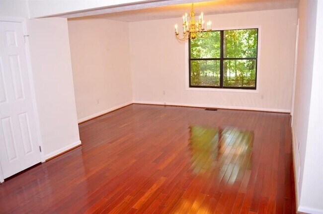 Foto del edificio - 5211 W Jones Bridge Rd