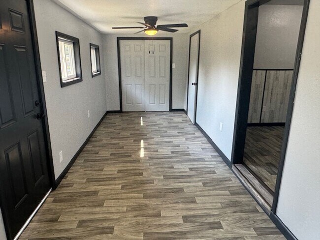 Foto del edificio - Three Bedroom, One Bath