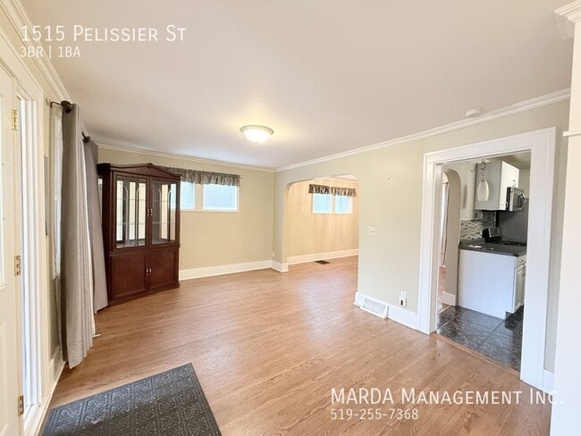 Photo du bâtiment - CHARMING 3 BED/1 BATH HOUSE DOWNTOWN WINDSOR + HYDRO, WATER & GAS!
