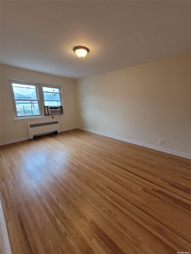 Foto del edificio - 65-44 Utopia Pkwy