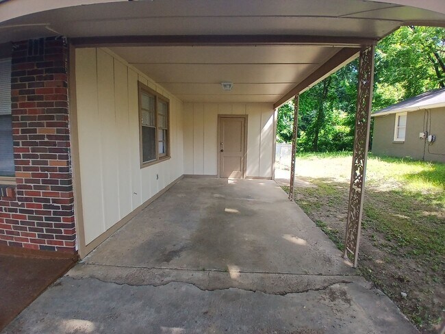 Foto del edificio - Charming 3 bedroom home - Open To Section 8