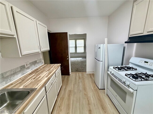 Foto del edificio - 3430 Beechwood Ave