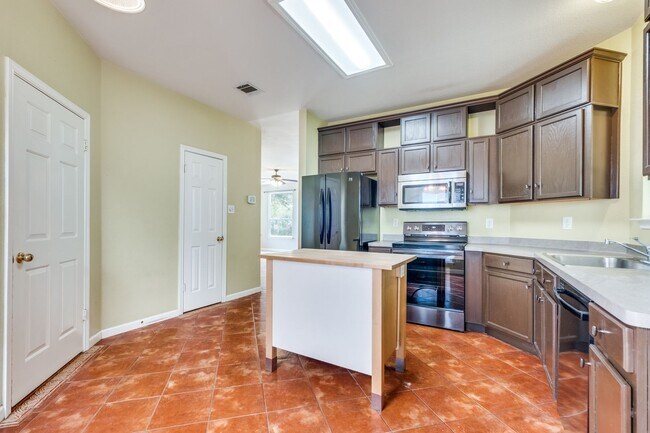 Building Photo - 4 Bedroom/2.1 Bathroom Oak Ridge Village