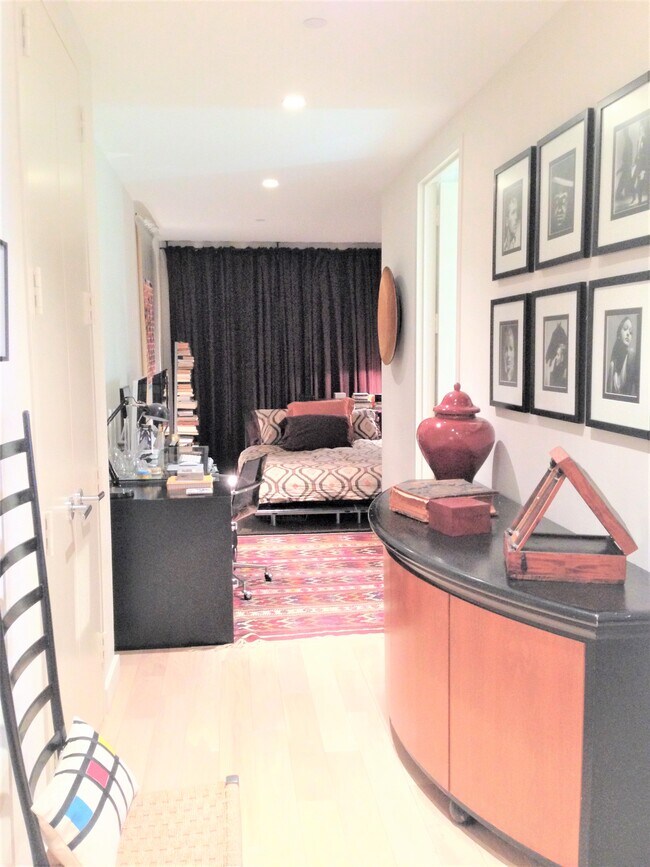 BR w/Closet - 75 Wall St