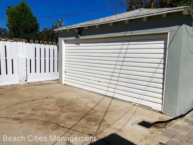 Building Photo - 3 br, 1 bath House - 213 E 45th Street
