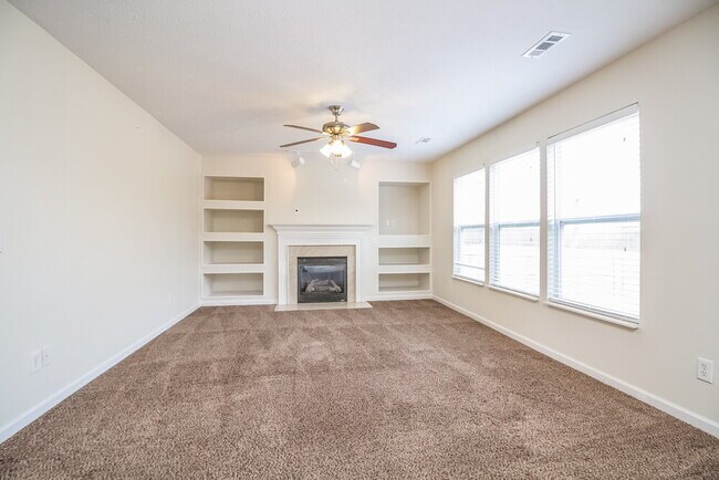 Foto del edificio - 4565 Hawthorn Dr