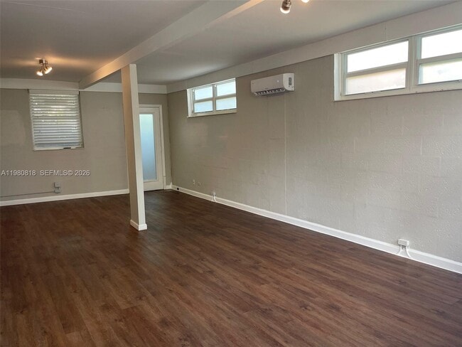 Building Photo - 305 NE 15th Ave