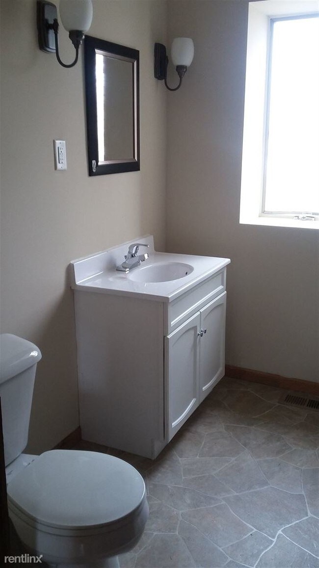 Building Photo - 3 br, 2 bath House - 327 Annapolis St W