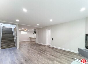 Building Photo - 942 7th St