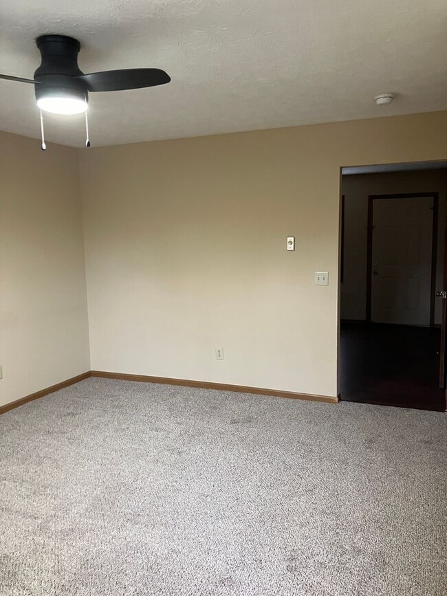 Building Photo - 1520 Hawk Cir