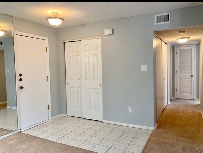 Building Photo - 970 N Spoede Rd