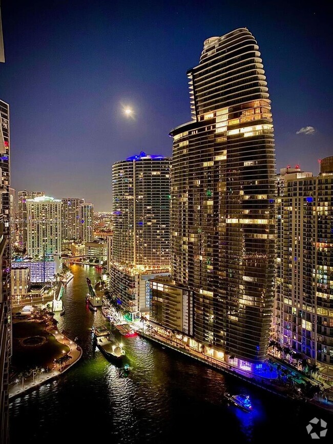 Building Photo - 475 Brickell Ave
