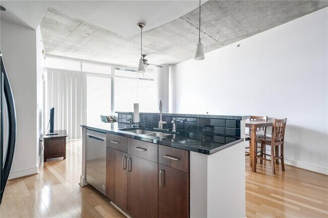 Foto del edificio - 950 W Peachtree St NW
