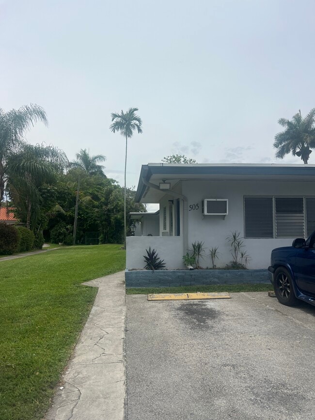Foto del edificio - 505 NE 150th St