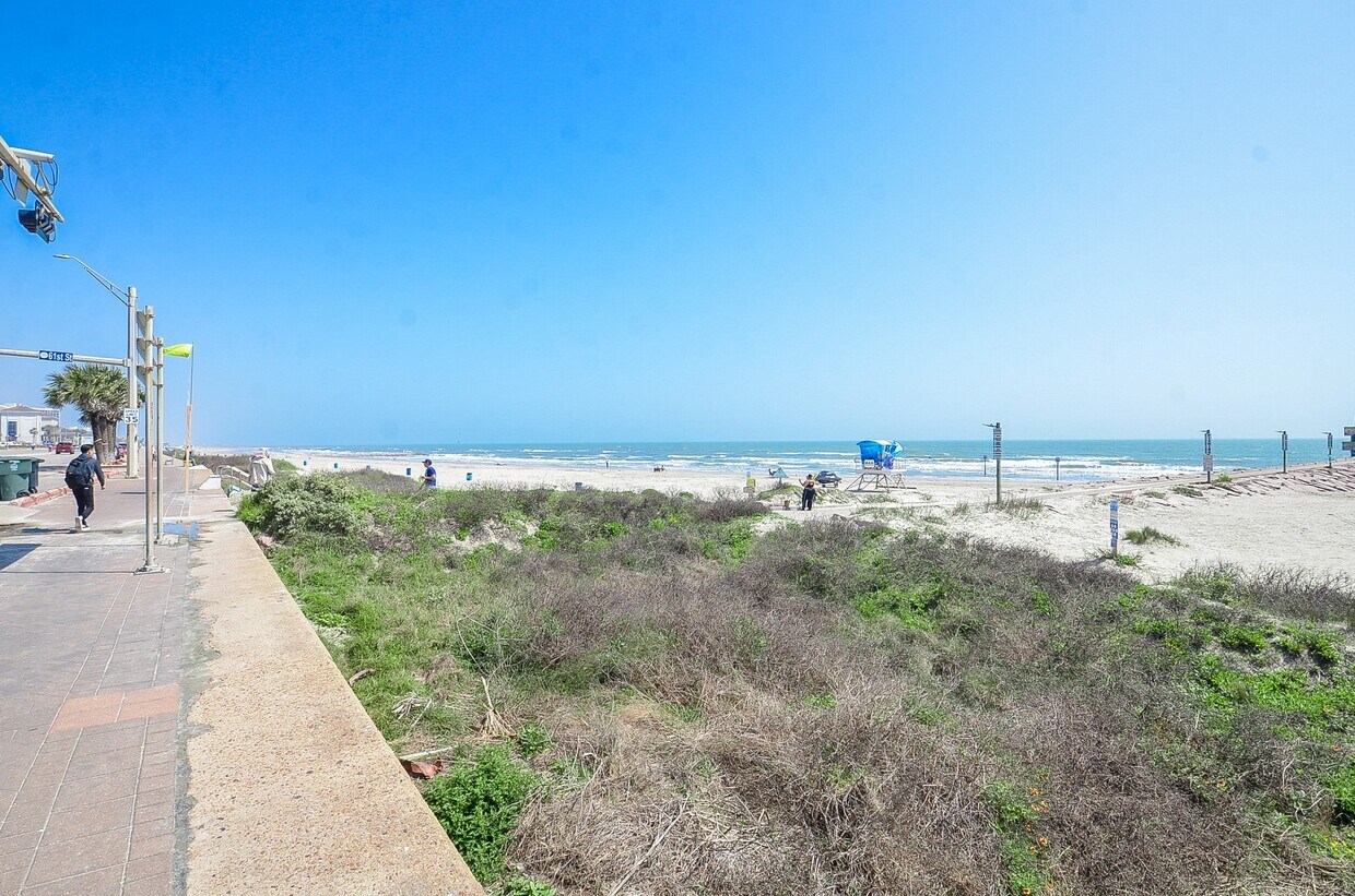 Building Photo - 6102 Seawall Blvd