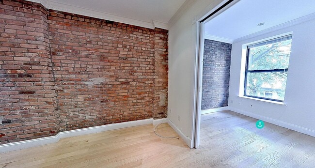 Building Photo - 610 E 9th St