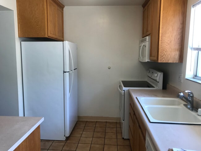 Building Photo - Cozy & Centrally Located 3 Bedroom Townhouse in Fremont!